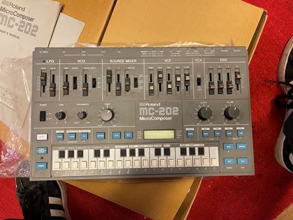 Roland-MC202"